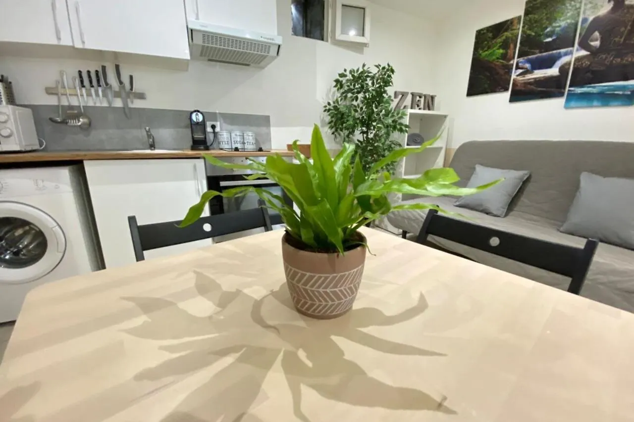 Appartement Le ZenTerrasse en villeWifi-Netflix-Calme à Marseille